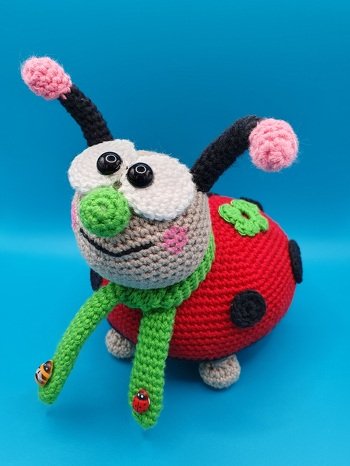 Der Glückskäfer saß lange bei meiner Mutter im Pflegeheim und hat sie täglich neu erfreut und glücklich gemacht...