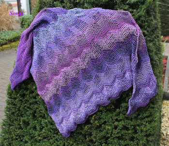 Meine Version vom Tuch Damia. Lässt sich einfach häkeln und Anleitung gut verständlich.