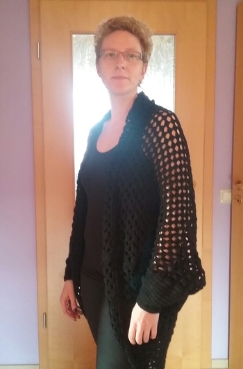 Danke für die Anleitung,  hat mir als Anstoß sehr geholfen.  Habe es ein bisschen verändert und mir meine individuelle jacke gehäkelt. Alles noch etwas größer und weiter und mit bündchen.