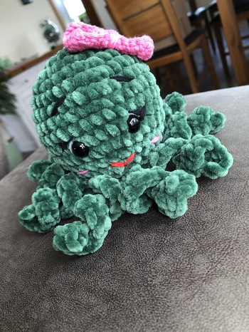 Oktopus Ove
Großartig, ich bin begeistert. Für mich als Wiederanfängerin sehr gut umzusetzen, habe es etwas neu interpretiert. Sowas von süß 🥰