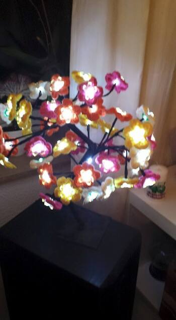 Einfach viele Blüten über die Lämpchen gezogen, somit entstand ein wundervoller Blumnstrauß. Blüten waren einfach und sehr schnell Nachgehäkelt ...