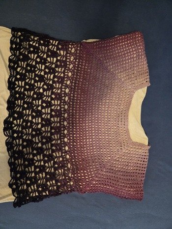 Das Garn ist zu Ende, aber ich werde noch nachkaufen und das TOP länger machen. Das Gittermuster oben habe ich durch feste Maschen verstärkt.