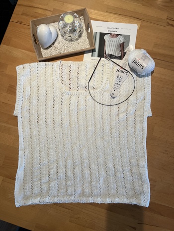Sehr gut beschriebene Anleitung, hab andere Wolle benutzt. Mit Maschenprobe war das nacharbeiten gar kein Problem!
Das Shirt gefällt mir sehr gut, und ich freu mich darauf, es im nächsten Sommer zu tragen.
#Sommershirt