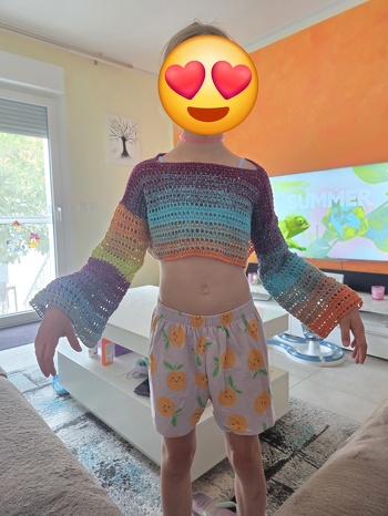 Wieder ein Teil fertig. Leider ist mir der eine Ärmel etwas breiter geworden aber meine Maus ist Happy