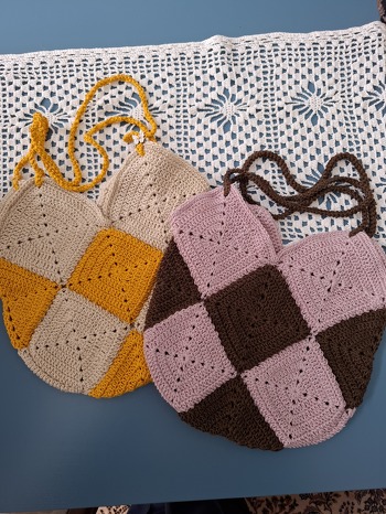 Das Besondere in dieser Anleitung liegt in der Anordnung der Grannys. Anfänger sollten auf jeden Fall zu einem schönen Ergebnis gelangen. Fortgeschrittene benötigen sie nicht.
Ich habe für die Taschen das Garn von 