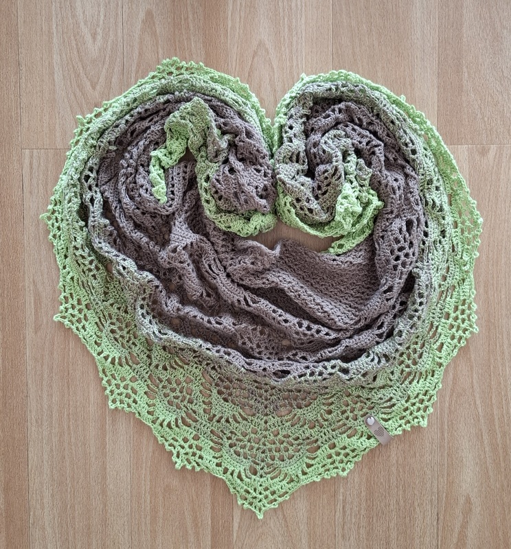 Flat triangular scarf „Kiran BE” – crochet pattern
