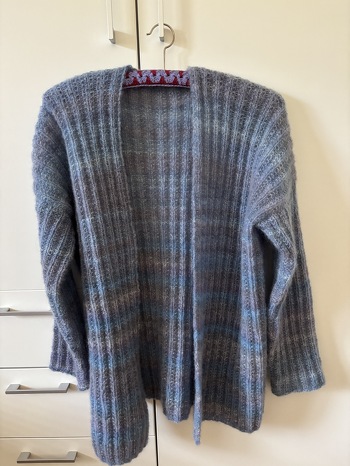 Schöne Jacke aus kuschligem Material. Für Strickanfänger etwas knifflig, da mit 2 Fäden gerne zusätzliche Maschen entstehen. Brauchte einen Knäuel mehr.