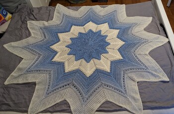 Mein Schwesterherz hat mir einen Deckenbobbel mit 6000m geschenkt. Mit Nadelstärke 4,5 wurde mein Stern von Spitze zu Spitze knapp 160cm groß.
Da ich aber eine Kuscheldecke möchte, habe ich Garn nachbestellt :-)
Die Anleitung ist echt super und es hat Spaß gemacht, die Sternendecke zu häkeln.
#Sternendecke
#StarblanketHarmony