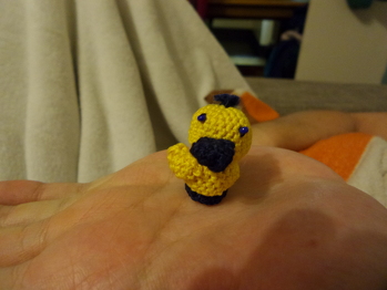 meine entchen version wurde dank häkelgarn nur 3 cm groß. war eine herausforderung beim stopfen und nähen aber mein mann ist verliebt in "sein" neues spielzeug *hihi*