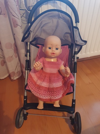 Ich hab ein dickeres Garn verwendet mit Nadel 4. Wäre sonst der Puppe zu klein gewesen.