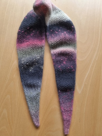 Ich habe dieses hübsche Minituch in reinem Kaschmir gestrickt. Gute Anleitung, einfach umzusetzen.