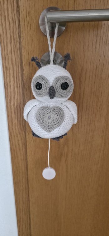 Mit der Anleitung bin ich gut zurecht gekommen.  Ich gabe hier eine Spieluhr eingearbeitet. Die Augen umd den Bauch habe ich ein wenig verändert. Eine schöne Vorlage!