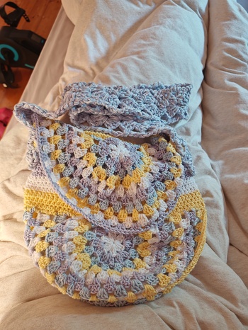 Super Anleitung!
Habe dir Tasche mit 4 Farben, also etwas größer gehäkelt und ein 3. Teil als Kappe zum Verschließen gemacht. Habe die Tasche mit weißen Leinenstoff gefüttert.
Den Träger habe ich 3fädig mit drei Farben gehäkelt, so wurde er gut stabil.
Tasche war an einem Tag fertig und sieht toll aus!