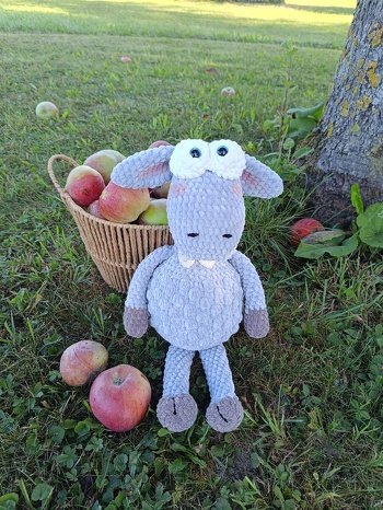 Das süße Lämmchen 🐑 habe ich mit Chenille Wolle gehäkelt 😃 hat super geklappt 👍 und ist stolze 43 cm groß ☺️💕
Vielen Dank Natalia @fuchsgeschwister für die besondere Anleitung