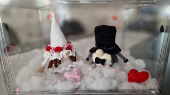 Diese Zwei habe ich zur Hochzeit unseres Sohnes gehäkelt.  Die Anleitung war gut verständlich.  Es gab keine Probleme bei der Umsetzung.