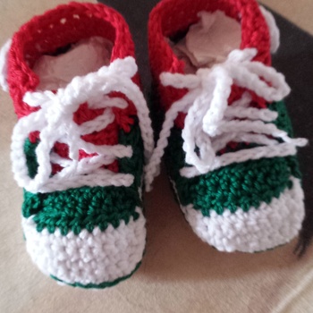 Die Anleitung war gut verständlich. Für eine Bekannte habe ich die Sneakers in den Farben des FC Augsburg gearbeitet