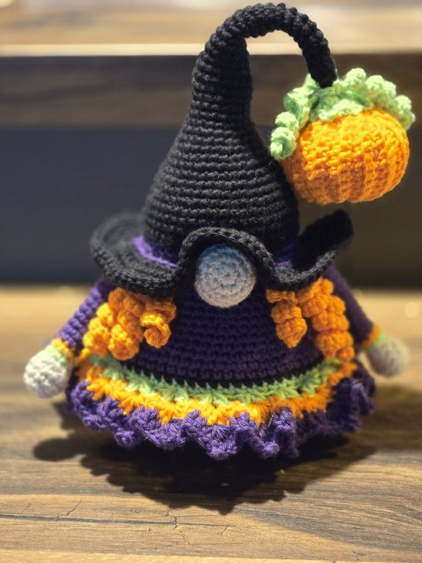 HEXEN-WICHTEL – Häkelanleitung Gnom / Hexe mit Kürbis