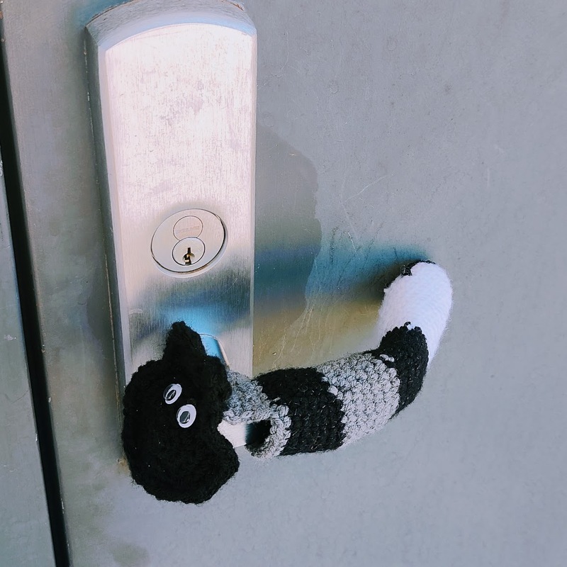 Crochet pattern “Cat's paw” – Door handle cover (PDF)