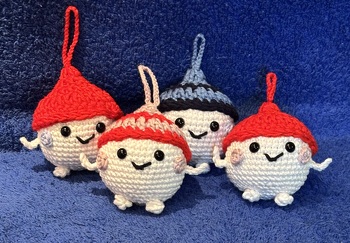 Anleitung ist einwandfrei. Lediglich bei den fM und KM der Mütze musste ich ungewohnt seeehr locker häkeln.
Die Schneebälle werden zuckersüß 😍
Mit Catania und Nadel 2,5 werden die Kugeln an sich 5cm im Durchmesser bei mir.