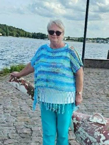 Ich durfte dieses Top Probe häkeln. Es hat viel Spass gemacht und ging ganz flott von der Nadel. Im Sommer super über ein Shirt oder Top, aber auch im Herbst oder Winter mit Langarmshirt ein super Twinset. Ich liebe es.