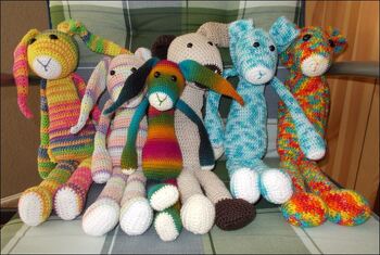 Ich hatte nur beim ersten Hasi Anfangsschwierigkeiten, die Anleitung zu kapieren (der beige im Hintergrund).
Aber es machte mir derart Spaß und Freude, dass ich hier nun eine ganze Familie sitzen habe.
Die Größenunterschiede haben mit der Stärke der Wolle zu tun.
Habe mir heute noch Anleitungen für 2 weitere Tiere von Mascheneule gekauft und freue mich drauf, sie auszuprobieren.
Danke :)