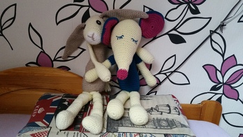 Emil und Lucy - ein super Gespann!
Beides überaus liebenswerte Kerlchen, man nimmt sie sehr gerne in den Arm.
Vielen Dank für die tolle Anleitung, sie ist jeden Cent sowas von wert!
LG :)