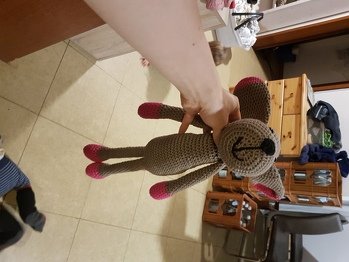 Nocheinmal eine Abwandlung vom Schlenkerhasen zum Schlenkerhund. Zusammensetzen tut er sich aus zwei Anleitungen, die ich aufeibander angepasst habe.