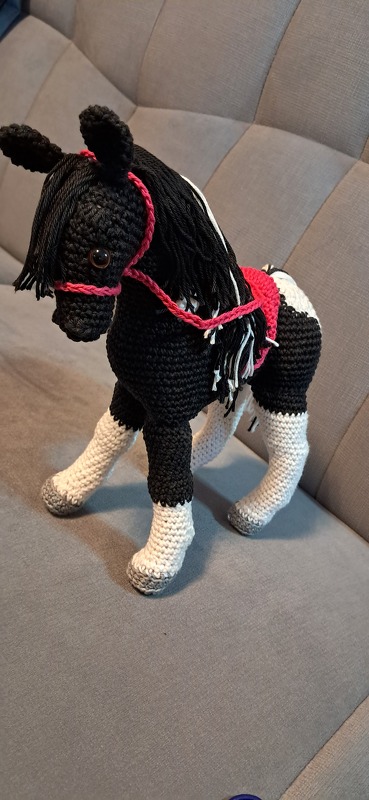Realistisches Pferd Pedro mit Sattel und Zaumzeug - Amigurumi Häkeln