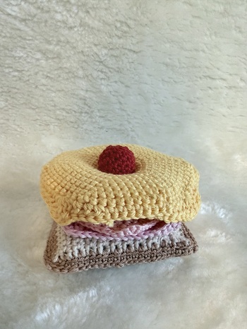 Was für eine tolle Anleitung, ich werde nun eines nach dem anderen von dir abarbeiten und das Enkelkind wird sich bestimmt irre darüber freuen.
Hast du zufällig auch noch eine Anleitung für ein Körbchen wo man diese tolle Sachen alle unterbringen kann. Lg