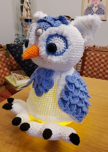 Sehr verständliche Anleitung. Sehr gut durchdacht geschrieben und leicht nach zu arbeiten. Die Suche auf Amazon nach einem passendem Licht hat sich ein bisschen schwierig gestaltet...
Mir fällt das arbeiten mit doch relativ dickem Garn und 4 er Nadel nicht so leicht. Ich habe das Garn von Hobbii 8/6 Baumwolle genommen. Jetzt geht die Hedwig zu meinem Nachbarn als Geschenk 🎁