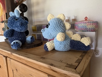 Endlich fertig! 💙 Zwei flauschige Drachen aus Chenille-Garn. Die Anleitung hat viel Spass gemacht und das Ergebnis ist einfach zum Verlieben. 🐉
Hashtags:
#Amigurumi #Drache #Häkeln #Crochet #Handmade #Chenille #Kuscheltier #Selbstge