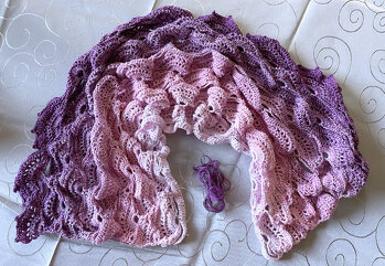 Die Anleitung ist super, das Muster eingängig und es ergibt ein wunderbares Minituch.
(hier 570 m 4-fdg, NS 3,5 und ca 105 x 30 cm)
#Tuch #Minituch #häkeln #MorbenDesign