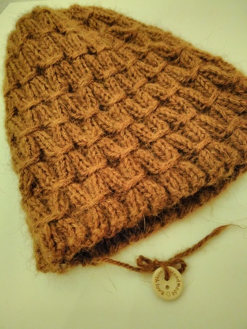 Hallihallo! Auf Grundlage der Anleitung habe ich aus Alpakawolle ein Stirnband und eine Haube gestrickt. Hab mich in die Griffigkeit des Musters total verliebt! Ich weiche von der Anleitung bei der Haube ab, weil ich das Bündchen ausgelassen und gleich in Reihe 6 den Smokeeffekt eingearbeitet habe, dafür habe ich dann den gesmokten Teil 8 mal hochgestrickt. Ich kam auch auf eine deutlich höhere Maschenzahl, weil ich dünneres Garn mit Nadelstärke 4 verstrickt habe und habe die Abnahmen bei der Haube dann improvisiert. Bin aber sehr happy über die Inspiration aus dieser Anleitung - die kalten Tage können kommen!