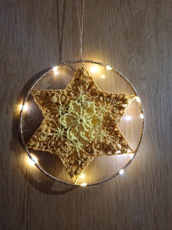 Habe bis jetzt 2 Sterne gemacht, der dritte ist in Arbeit.
Man muss sich in die Anleitung erst etwas reinlesen, aber dann wird es.