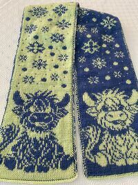 Eine super tolle Anleitung. Das Stricken hat sehr viel Spaß gemacht. Da ich den Schal etwas länger stricken wollte, habe ich Schneeflockensequenzen doppelt gestrickt - kein Problem. Das Ergebnis ist perfekt.
Ein 1. Weihnachtsgeschenk ist fertig.