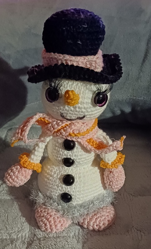 Schneemann mit Wechselkleidung wie: Gillet, Mütze, Zylinder &amp; Schal