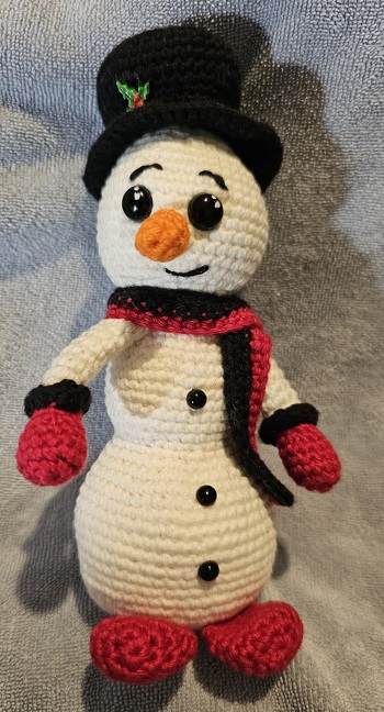 Der Schneemann ist aus einem CAL von AngiDesign, die Anleitung kann man jetzt kaufen, dann hat man noch andere Sachen zum anziehen dabei.
Ich habe nur andere Farben genommen, dass kann ja jeder frei entscheiden.
Die Anleitung ist verständlich und das Ergebnis ist wunderschön, finde ich jedenfalls.
Also, wenn ihr noch einen Schneemann machen wollt, bei AngiDesign findet ihr die Anleitung, viel Spaß beim häkeln.