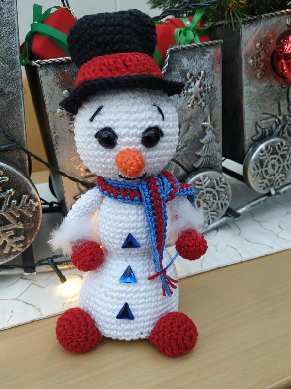 Schneemann mit Wechselkleidung wie: Gillet, Mütze, Zylinder &amp; Schal