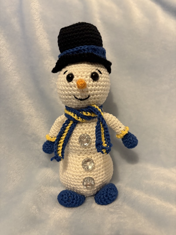 Schneemann mit Wechselkleidung wie: Gillet, Mütze, Zylinder &amp; Schal