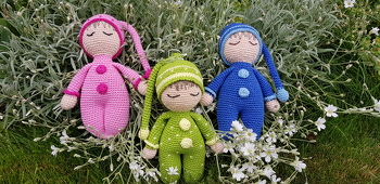 Sodala..meine Püppchen durften heute an der frischen Luft schlafen :)  ich hab beim blauen und grünen die Beinchen extra gehäkelt. Super süße Anleitung! Werden noch weitere folgen...