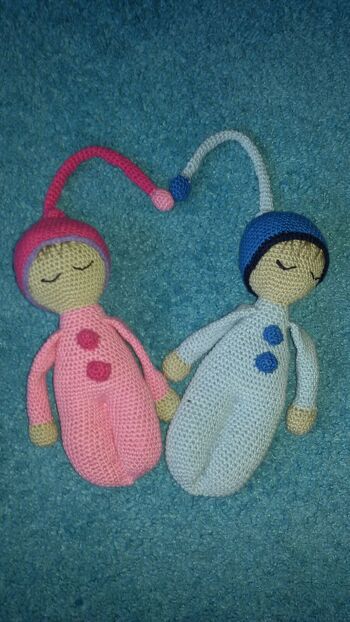 Diese  beiden Schlafpüppchen haben mir ganz viel Spaß gemacht zu häkeln. Sehr gut beschriebene Anleitung. Einfach und präzise. Meine Enkeltochter nimmt sie jeden Abend  mit ins Bett und erfreut sich. Vielen Dank