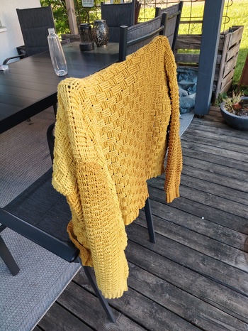 Das ist meine Abgewandelte Version der Faluna. Die Ärmel sind anders gehäkelt und das Bündchen.
Ansonsten ist sie nach Anleitung.
Ich liebe sie!