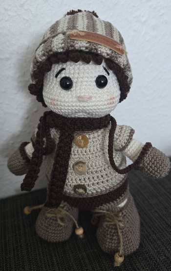 Mein PUMMELCHEN hat entsprechend der Jahreszeit noch eine Hose, Schal ind Handschuhe bekommen.
Eine absolut tolle, gut verständliche Anleitung!!!🤗