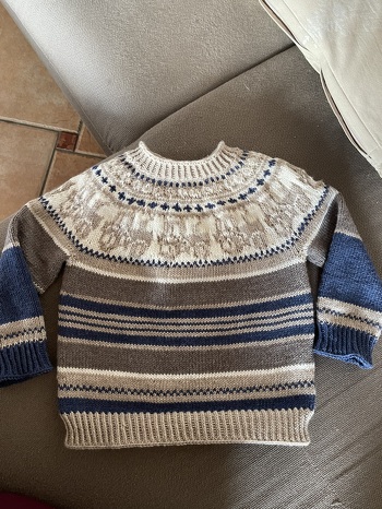 Es hat super geklappt mit der Anleitung.
Und mein kleiner Enkel liebt seinen neuen Pulli.