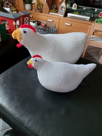 Hühner gestrickt
Sehr gute Anleitung.
Zu Ostern brachte der Osterhase HÜHNER
Das Huhn Kunterbunt ist noch nicht ganz fertig