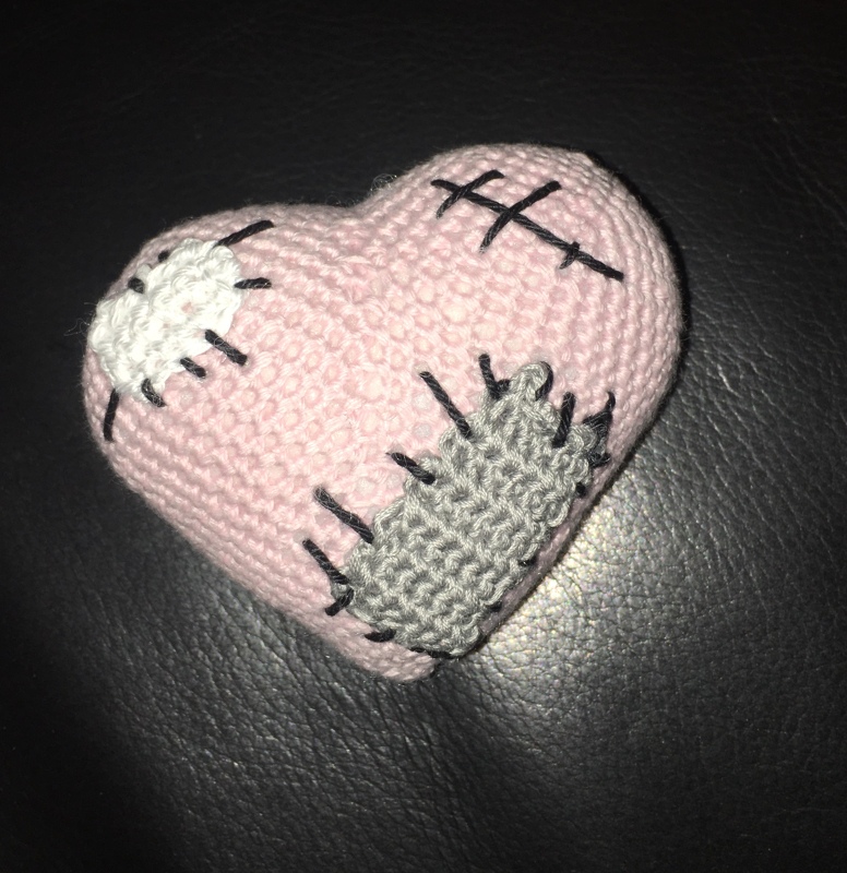 Verletztes Herz - Geschenk, Deko-Objekt, Duftkissen, Nadelkissen - Häkelanleitung