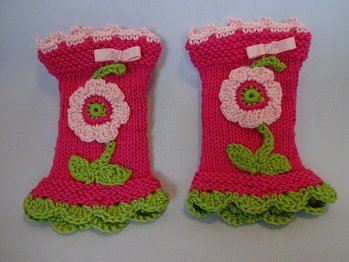 Die sehen so schön schnuckelig aus, vor allem die zusätzlichen Details wie die jeweils andersfarbigen Abschlusskanten und das Blümchen.
Die Anleitung ist sehr gut erklärt und es hat viel Spaß gemacht.