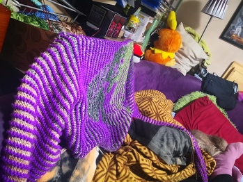 Nach mehrmaligen Fehlerkorrekturen hat es geklappt. Ich habe 2 Tücher und einen Pulli daraus gezaubert. Uni schwarz habe ich ersetzt durch die Farbe lila. Jetzt kommt ein 🐢 Tuch blau grün dran.