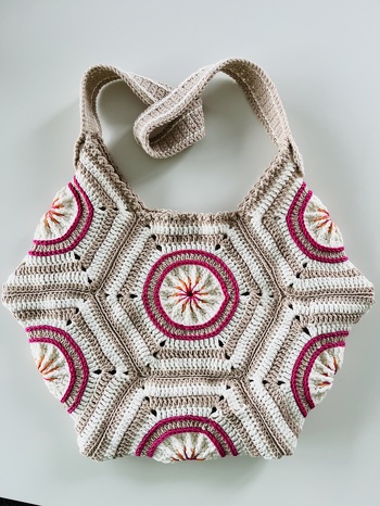 Super tolle Anleitung.
Die Tasche Cassilda ist ein echter Hingucker geworden.