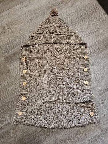 Es hat soviel Spaß gemacht, diesen little Cocoon zu stricken. Mein zukünftiges Enkelkind wird es darin molligwarm haben@